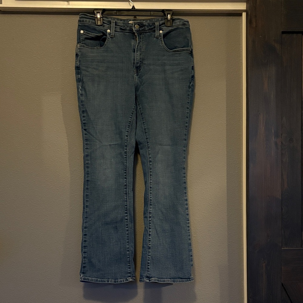 Levi's Women's 725 High Rise Boot Cut Jeans in Classic Blue